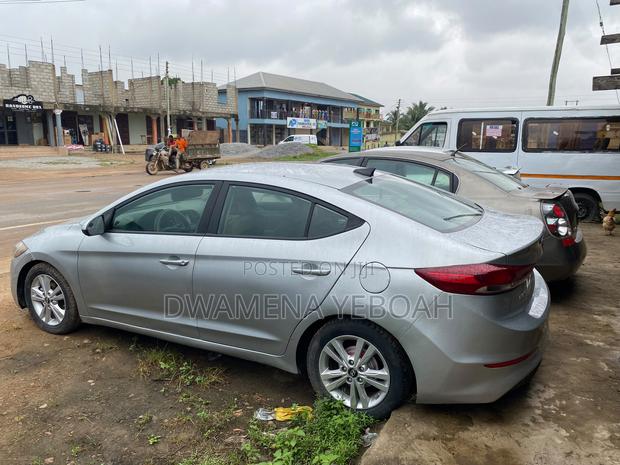 Hyundai Elantra Limited Sedan FWD (2.0L 4cyl 6A) 2017 Silver