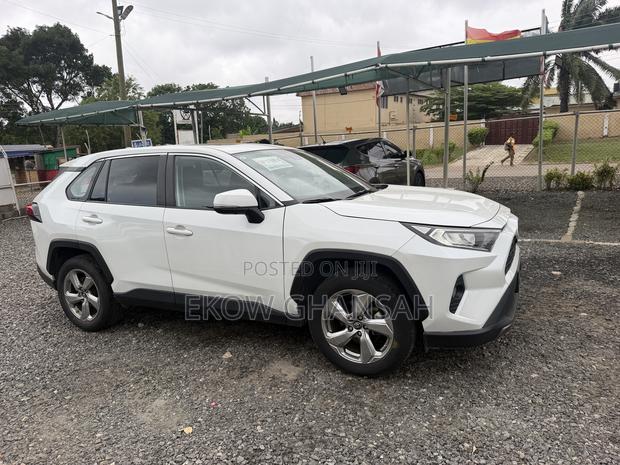 Toyota RAV4 XLE Premium AWD 2023 White