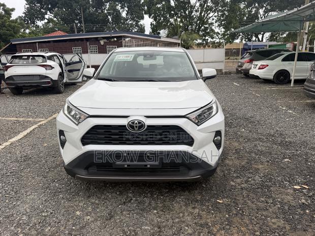 Toyota RAV4 XLE Premium AWD 2023 White