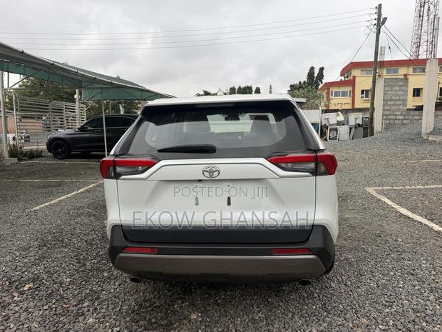 Toyota RAV4 XLE Premium AWD 2023 White