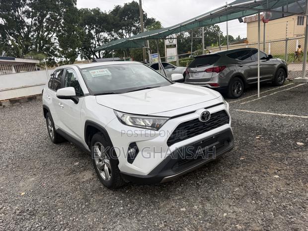 Toyota RAV4 XLE Premium AWD 2023 White