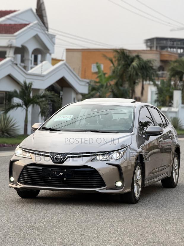 Toyota Corolla LE 2023 Gold