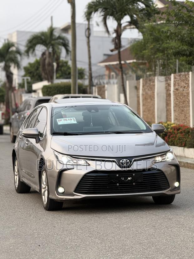 Toyota Corolla LE 2023 Gold