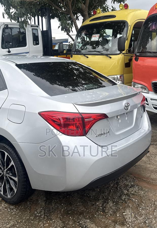 Toyota Corolla SE (1.8L 4cyl 6M) 2019 Silver