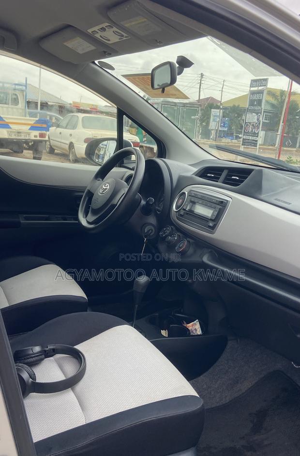 Toyota Vitz 1.5 FWD 5dr 2012 Silver