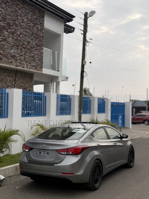 Hyundai Elantra SE Sedan FWD (1.8L 4cyl 6A) 2016 Brown