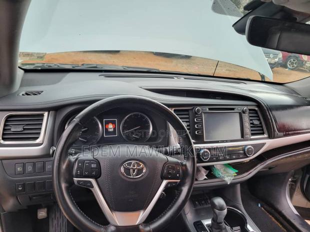 Toyota Highlander XLE 4x4 V6 (3.5L 6cyl 8A) 2017 Silver