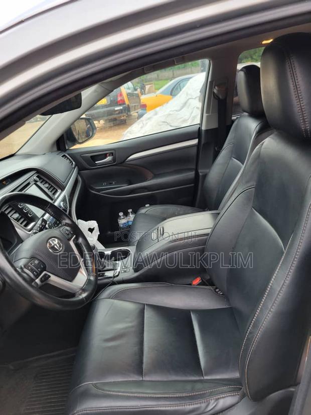 Toyota Highlander XLE 4x4 V6 (3.5L 6cyl 8A) 2017 Silver