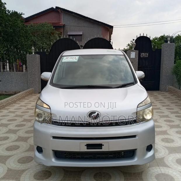 Toyota Voxy 2012 Silver