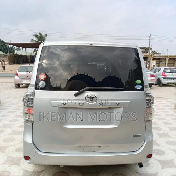 Toyota Voxy 2012 Silver