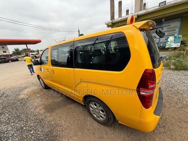 Hyundai H200 2015 Yellow