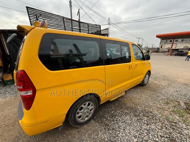 Hyundai H200 2015 Yellow