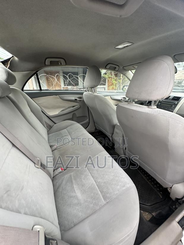 Toyota Corolla 2010 Silver