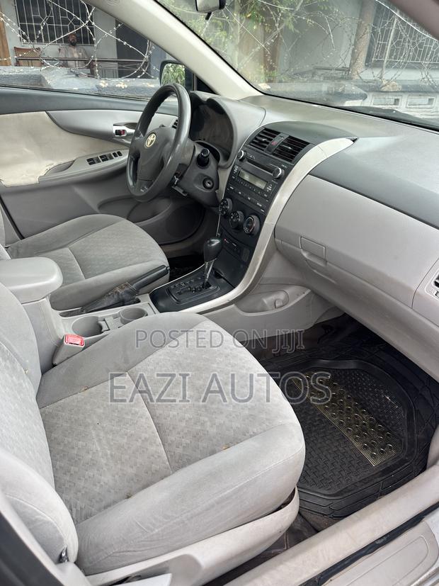 Toyota Corolla 2010 Silver