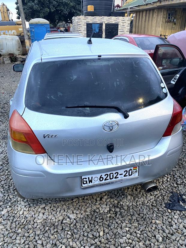 Toyota Vitz 2010 Silver