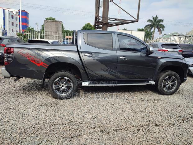 Mitsubishi L200 2024 Gray