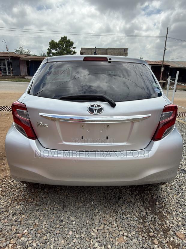 Toyota Vitz 1.3 FWD 5dr 2015 Silver