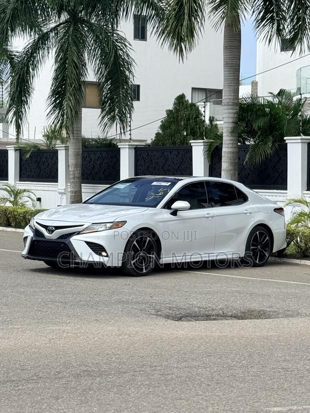 Toyota Camry XSE FWD (2.5L 4cyl 8AM) 2018 White