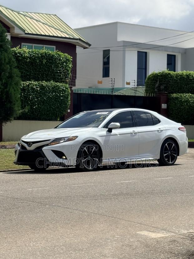Toyota Camry XSE FWD (2.5L 4cyl 8AM) 2018 White