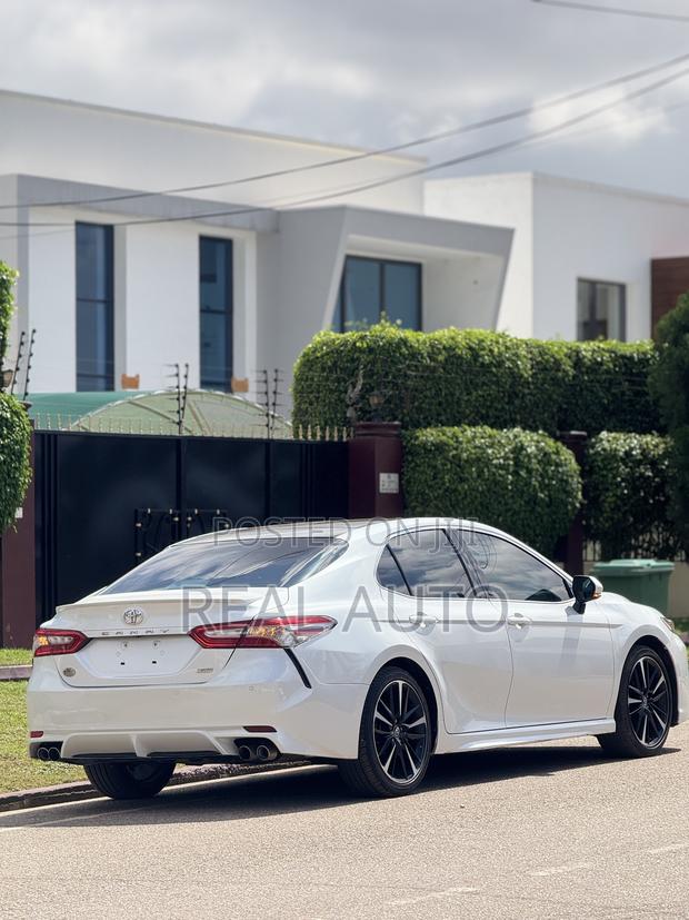 Toyota Camry XSE FWD (2.5L 4cyl 8AM) 2018 White