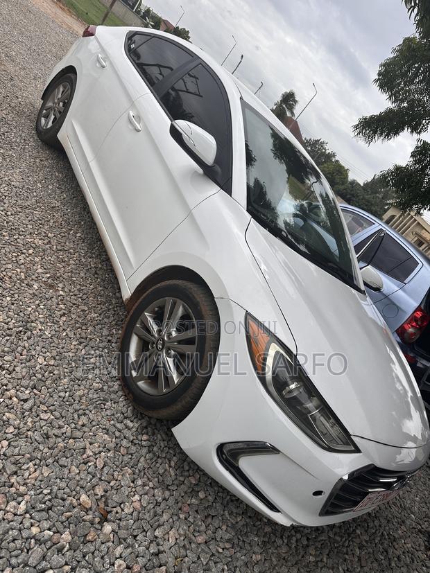 Hyundai Elantra Limited Sedan FWD (2.0L 4cyl 6A) 2017 White