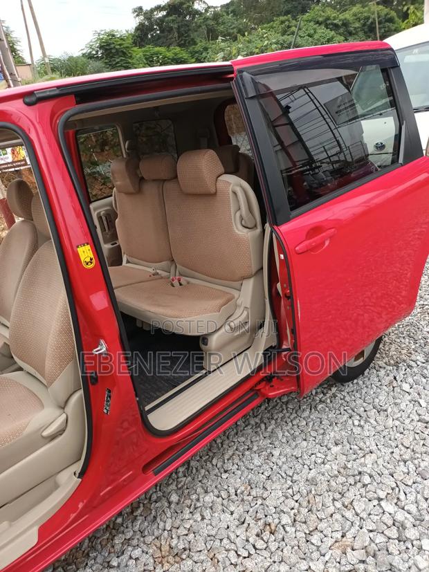 Toyota Sienta 2012 Red
