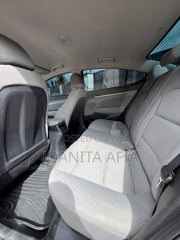 Hyundai Elantra SE Sedan FWD (2.0L 4cyl 6M) 2017 Red