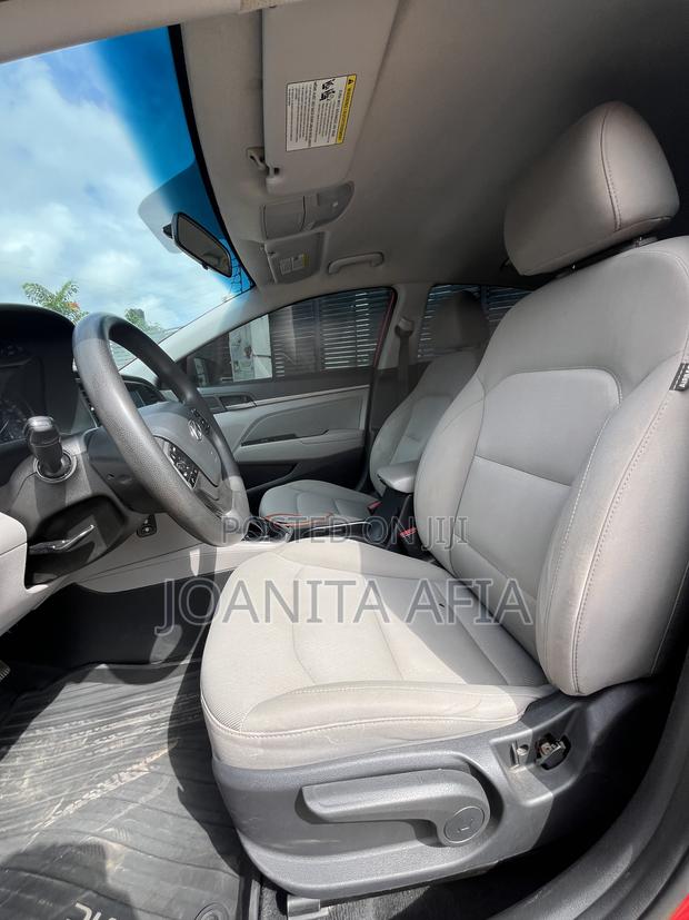 Hyundai Elantra SE Sedan FWD (2.0L 4cyl 6M) 2017 Red