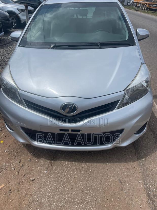 Toyota Vitz 2012 Silver