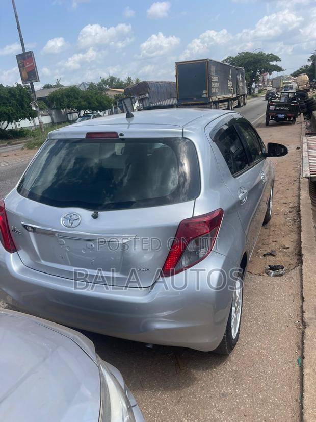 Toyota Vitz 2012 Silver