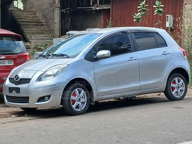 Toyota Vitz 2012 Silver