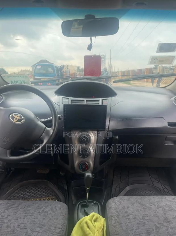 Toyota Vitz 2010 White