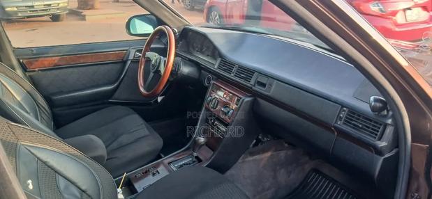 Mercedes-Benz W124 1995 Brown