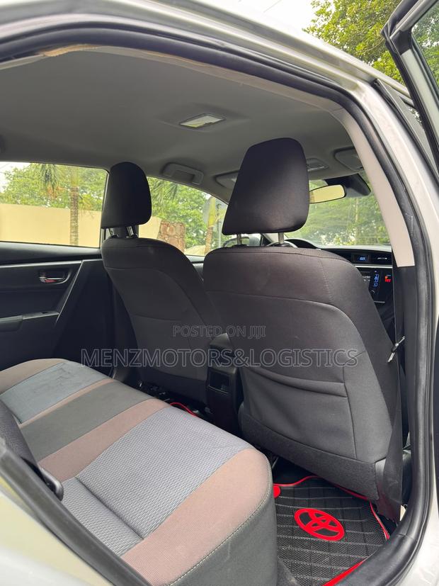 Toyota Corolla LE (1.8L 4cyl 2A) 2018 Silver