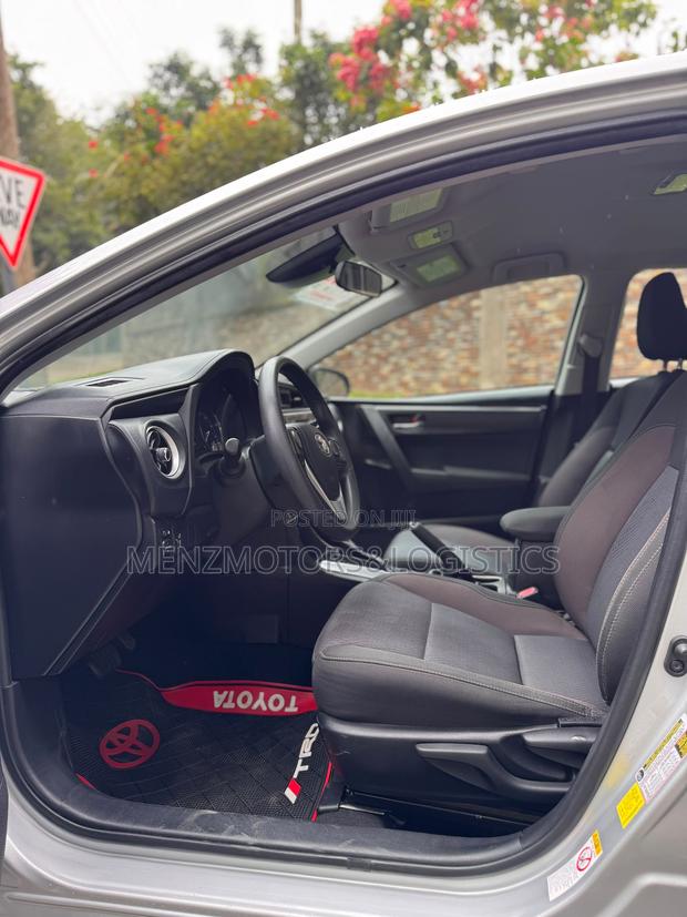 Toyota Corolla LE (1.8L 4cyl 2A) 2018 Silver