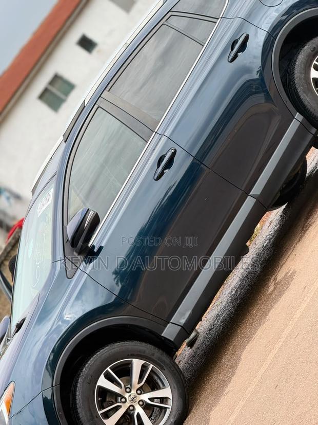 Toyota RAV4 XLE AWD 2019 Blue