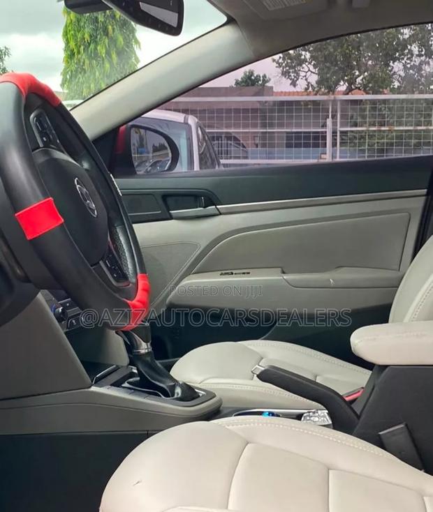 Hyundai Elantra Limited Sedan FWD (2.0L 4cyl 6A) 2017 Red