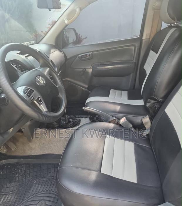Toyota Hilux 2011 Gray