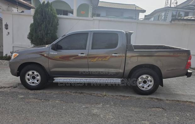Toyota Hilux 2011 Gray