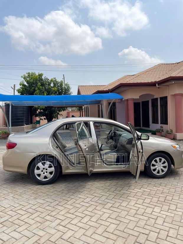 Toyota Corolla XLE 4dr Sedan (1.8L 4cyl 4A) 2010 Gold