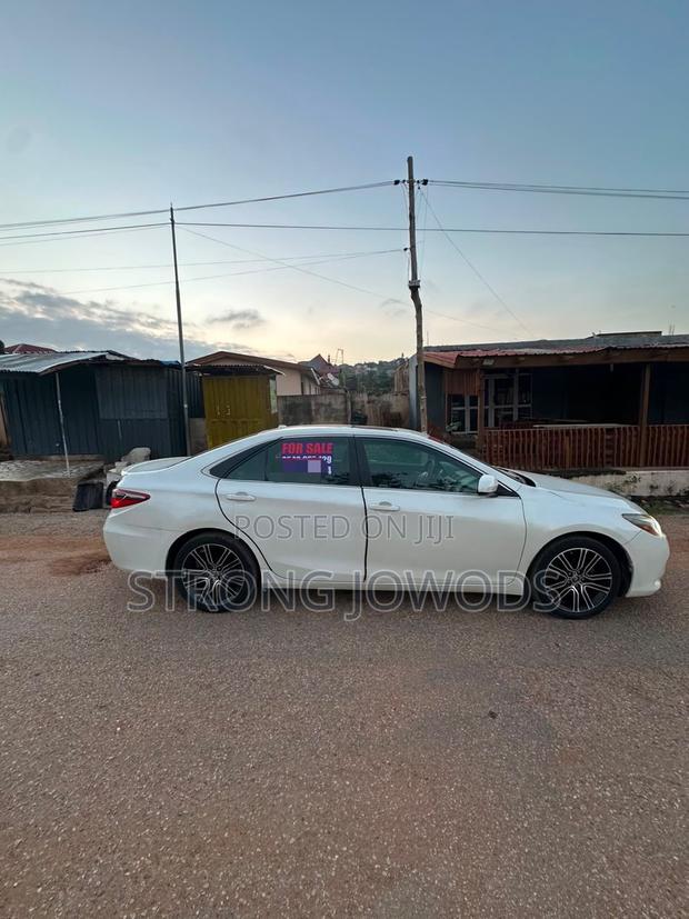 Toyota Camry SE FWD (2.5L 4cyl 8AM) 2018 White