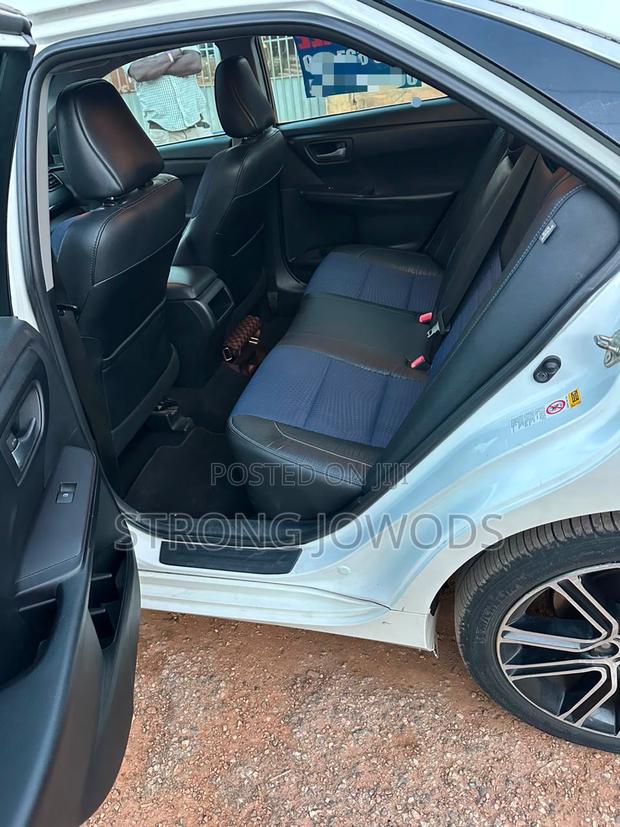 Toyota Camry SE FWD (2.5L 4cyl 8AM) 2018 White