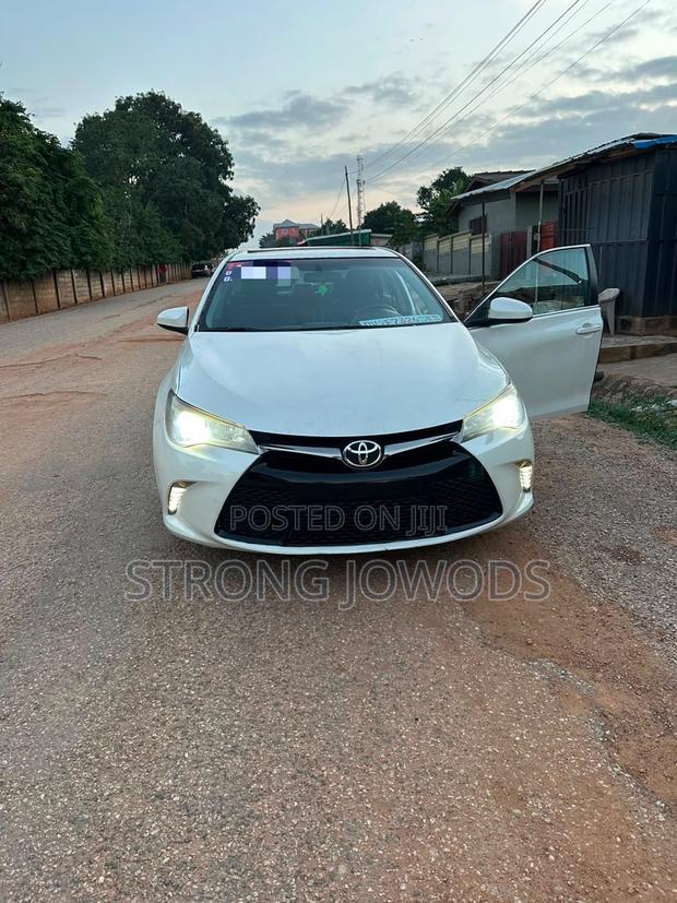 Toyota Camry SE FWD (2.5L 4cyl 8AM) 2018 White