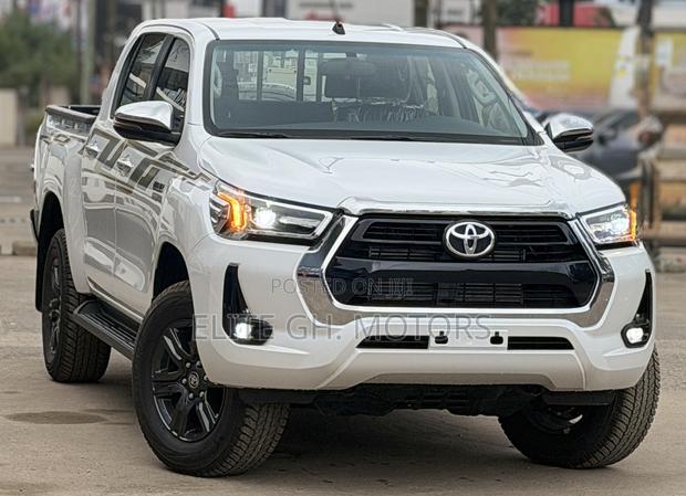 New Toyota Hilux 2025 White