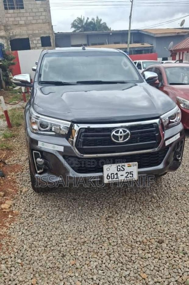 Toyota Hilux SR 4x4 2017 Gray