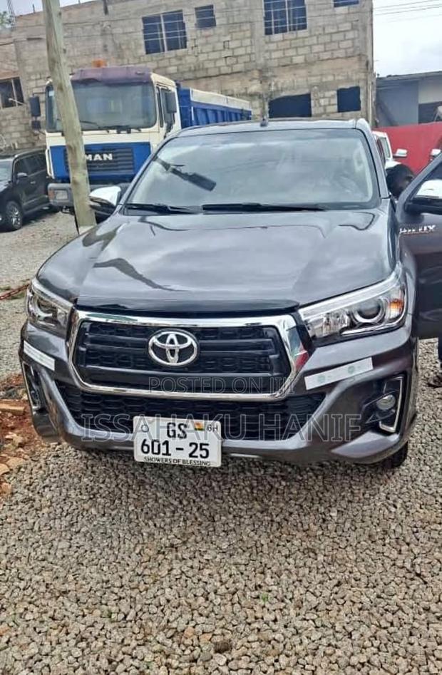 Toyota Hilux SR 4x4 2017 Gray