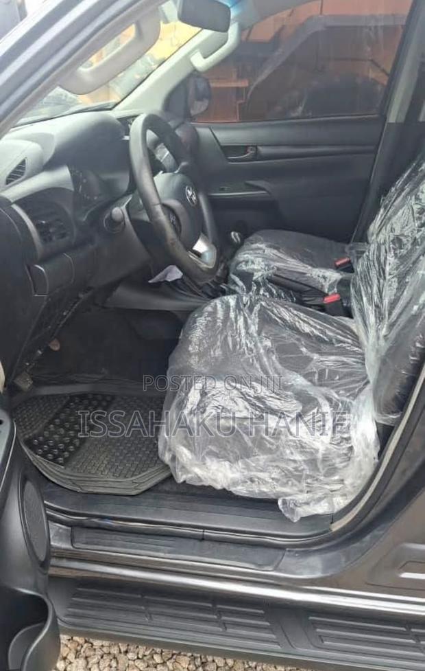 Toyota Hilux SR 4x4 2017 Gray