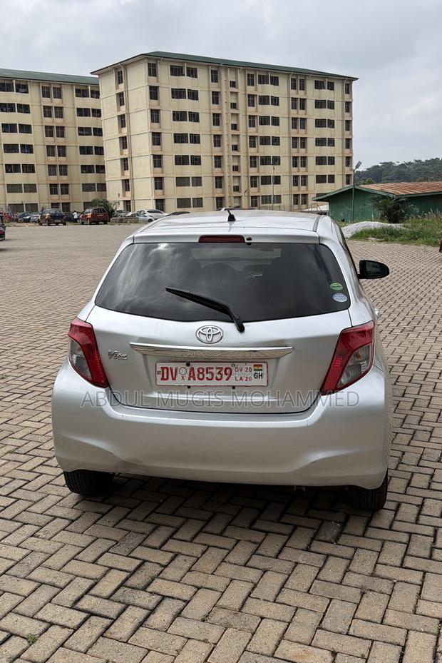 Toyota Vitz 1.3 FWD 5dr 2011 Silver