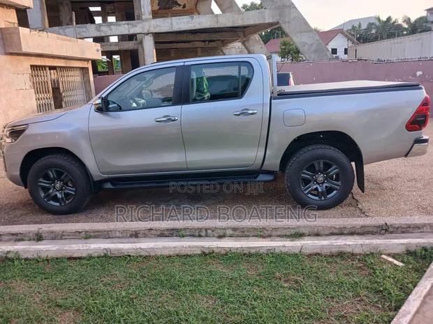 New Toyota Hilux 2025 Silver
