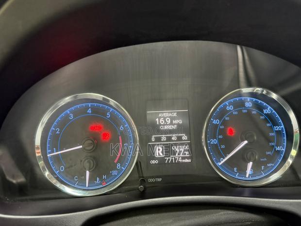 Toyota Corolla LE (1.8L 4cyl 2A) 2018 Silver